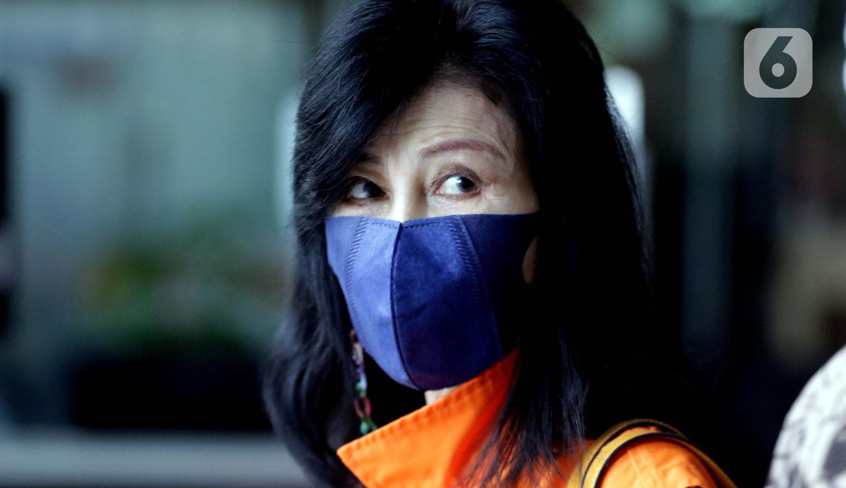 Wakil Direktur PT Adonara Propertindo, Anja Runtuwene usai menjalani pemeriksaan di Gedung KPK, Jakarta, Jumat (20/8/2021). Anja Runtuwene merupakan tersangka dugaan korupsi pengadaan tanah untuk Perumda Pembangunan Sarana Jaya tahun 2019 di Munjul Pondok Ranggon. (Liputan6.com/Helmi Fithriansyah)