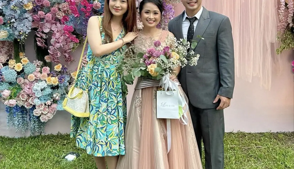 Natasha Wilona tampil mengenakan dress hijau bermotif dipadukan heels putihnya. [Instagram/@natashawilona]