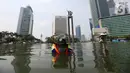 Petugas melakukan perawatan kolam Patung Selamat Datang Bundaran HI, Jakarta, Selasa(1/9/2020).Perawatan skala rutin dilakukan agar terhindar dari masalah kerusakan seperti lampu kolam, pipa berkarat, batu lantai kolam, dan lain-lain. (merdeka.com/Imam Buhori)