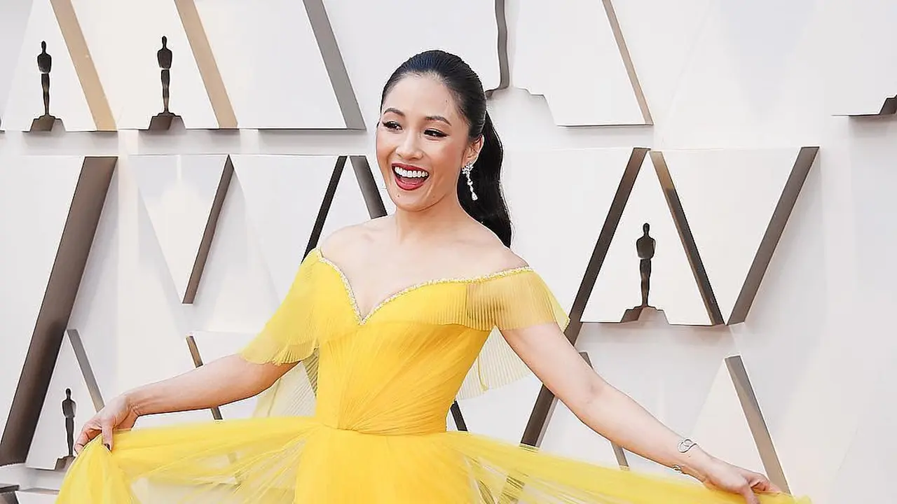 Alasan Constance Wu Pakai Gaun Kuning di Oscar 2019