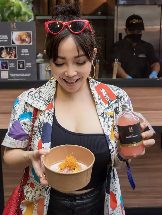 Dalam kesehariannya, paduan kemeja bercorak memberikan kesan awet muda dan nyaman.