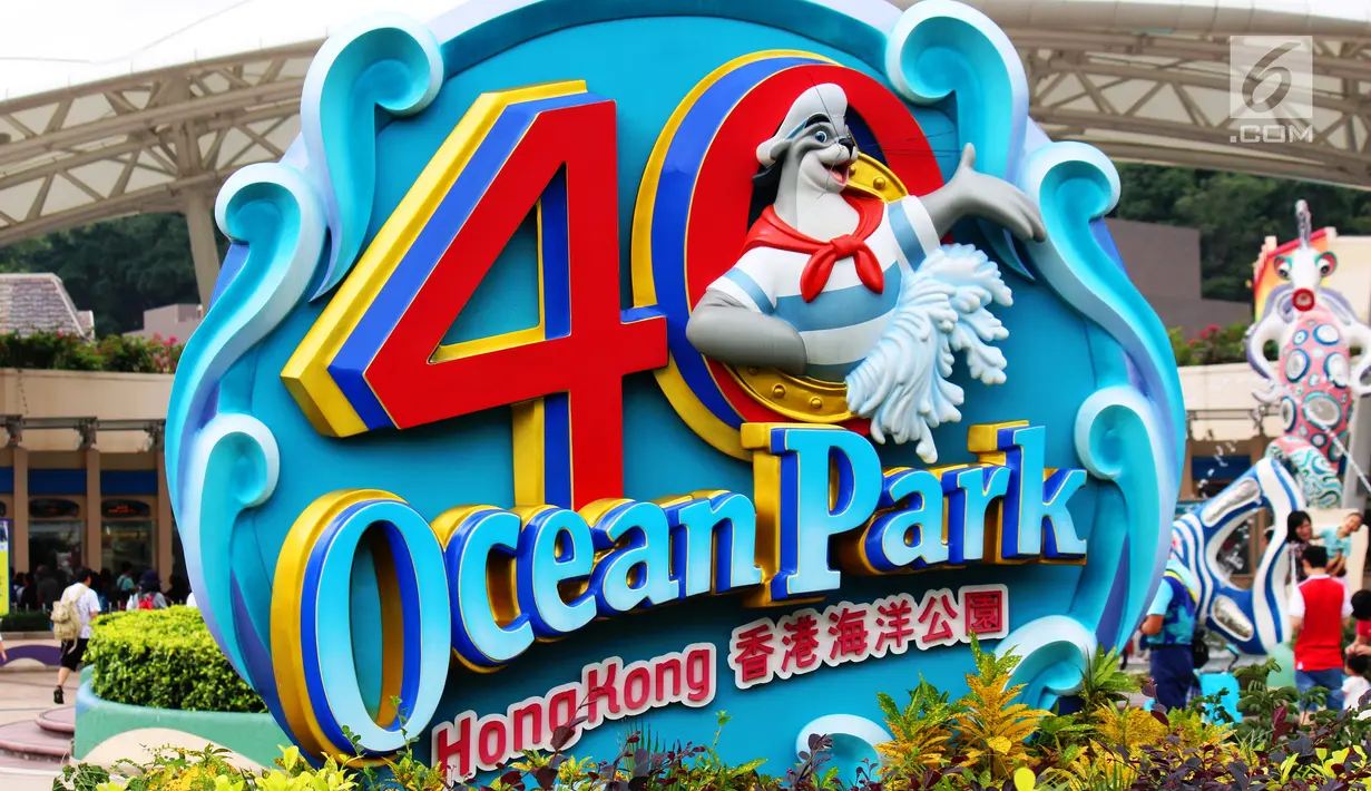 Tugu perayaan ulang tahun ke-40 yang berada di gerbang masuk Ocean Park Hong Kong (18/5). Ocean Park Hong Kong memiliki luas mencapai 91,6 hektare yang dilengkapi lebih dari 80 wahana bermain, edukasi, dan konservasi. (Liputan6.com/Ahmad Ibo)