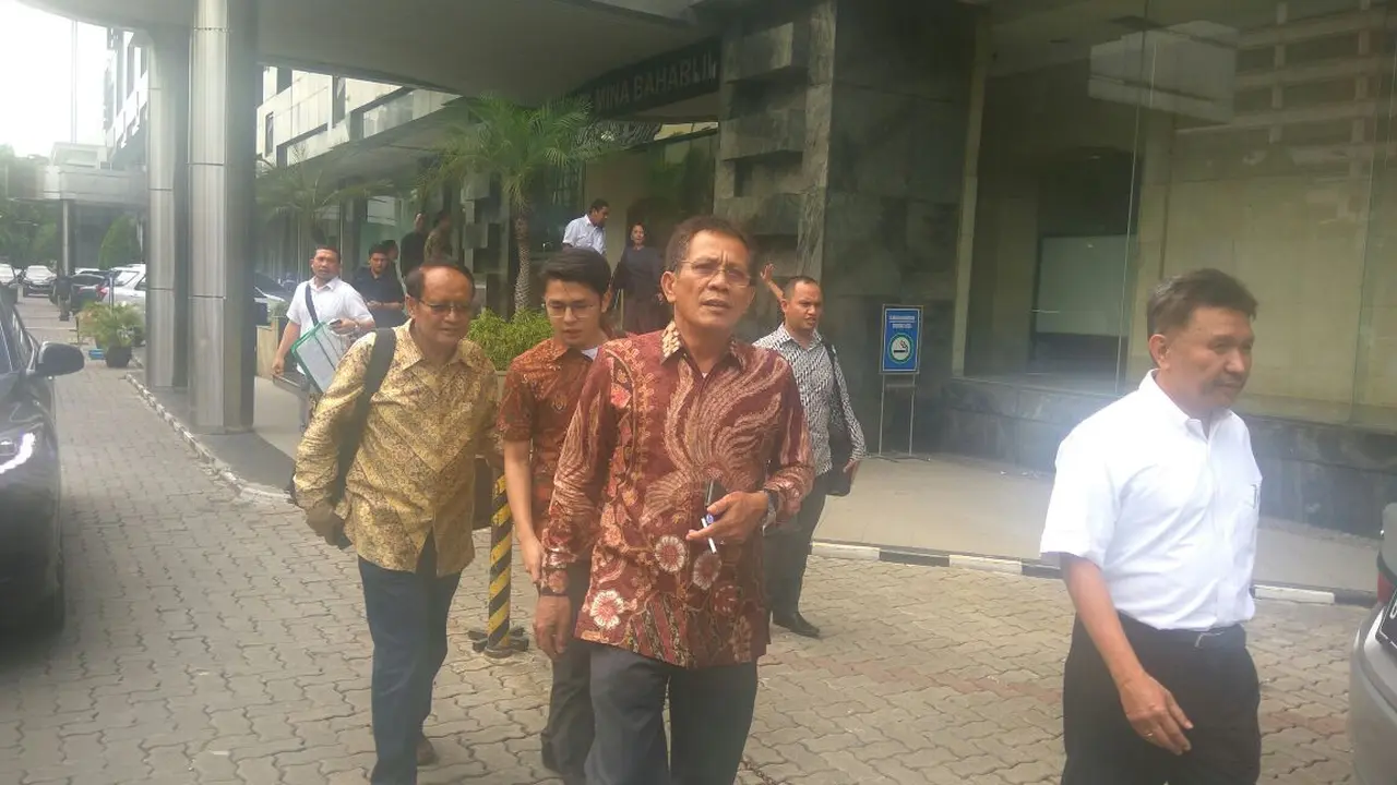 Dua tersangka korupsi kondensat Raden Priyono (kanan) dan Djoko Harsono (tengah) meninggalkan Kejaksaan Agung (Liputan6.com/Hanz Jimenez Salim)