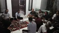 Rapat warga Sayabulu, Serang, Banten, terkait aliran sesat Kerajaan Ubur-Ubur. (Liputan6.com/Yandhi Deslatama)