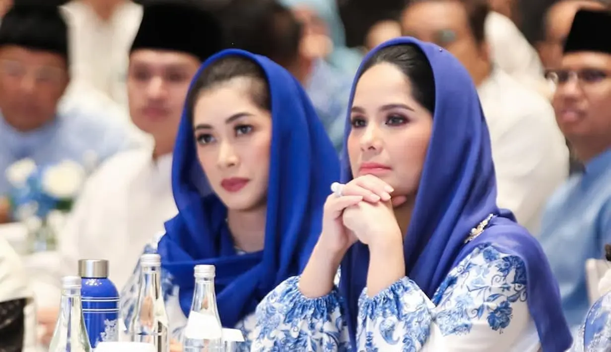 Aliya Rajasa mengaplikasikan blush on pink di pipi, serta lipstik merah maroon matte. [@annisayudhoyono]