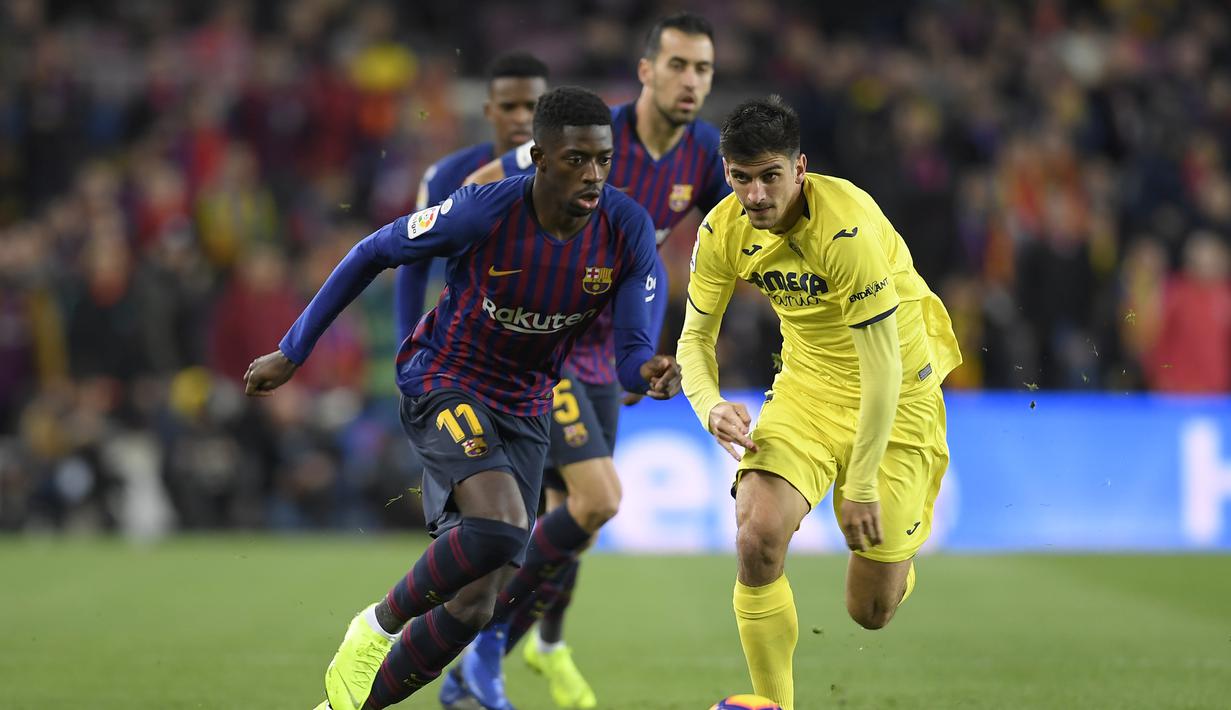 Penyerang Barcelona, Ousmane Dembele beraksi melewati pemain Villareal pada laga lanjutan La Liga Spanyol yang berlangsung di stadion, Camp Nou, Spanyol, Senin (3/12). Barcelona menang 2-0 atas Villareal. (AFP/Lluis Gene)