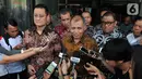 Pimpinan KPK Agus Rahardjo (tengah) didampingi Menteri Sosial Juliari Peter Batubara (kiri) memberi keterangan usai menggelar pertemuan tertutup di Gedung KPK, Jakarta, Senin (04/11/2019). Pertemuan ini sebagai upaya pemberantasan korupsi di lingkungan Kementerian Sosial. (merdeka.com/Dwi Narwoko)