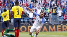 Clint Dempsey mencetak gol pertama saat Amerika Serikat mengalahkan Ekuador 2-1 pada perempat final Copa America Centenario 2016, di Century Link Field, Seattle, Jumat (16/6/2016). (Reuters/Joe Nicholson-USA TODAY Sports)