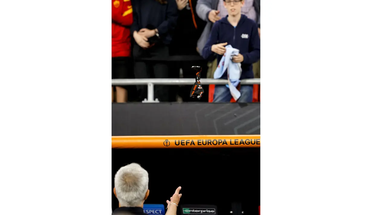 Pelatih AS Roma, Jose Mourinho melemparkan medalinya ke penonton setelah timnya menjadi runner up UEFA Europa League di Puskas Arena, Budapest, Hungaria, 31 Mei 2023. (AFP/Odd Andersen)