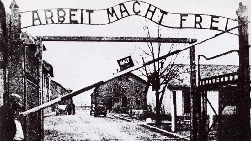 Auschwitz merupakan tempat tragedi The Holocaust 