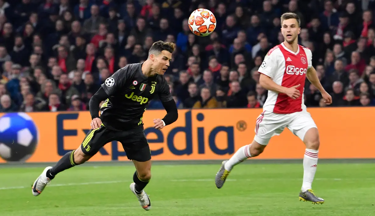Megabintang Juventus, Cristiano Ronaldo mencetak gol pembuka ke gawang Ajax Amsterdam pada laga pertama perempat final Liga Champions 2018-2019 di Amsterdam Arena, Rabu (10/4). Juventus harus puas bermain imbang 1-1 di kandang Ajax Amsterdam. (AP/Martin Meissner)