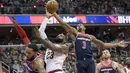 Pemain Cleveland Cavaliers, LeBron James (23) berusaha memasukan bola saat diadang para pemain Washington Wizards pada laga NBA basketball game di Capital One Arena, Washington, (17/12/2017). Cleveland menang 106-99. (AP/Nick Wass)