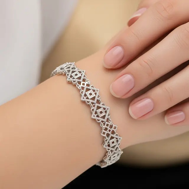 9 Model Gelang Emas Putih Minimalis, Cocok untuk Gaya Modern Elegan
