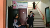 Polisi geledah kantor Dinas Lingkungan Hidup Makassar (Liputan6.com/ Eka Hakim)