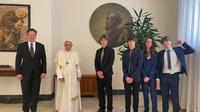 Elon Musk berfoto bersama Paus Francis dan keempat putranya saat berkunjung ke Vatikan. (dok. Twitter @elonmusk/https://twitter.com/elonmusk/status/1543050489050402816/photo/1)
