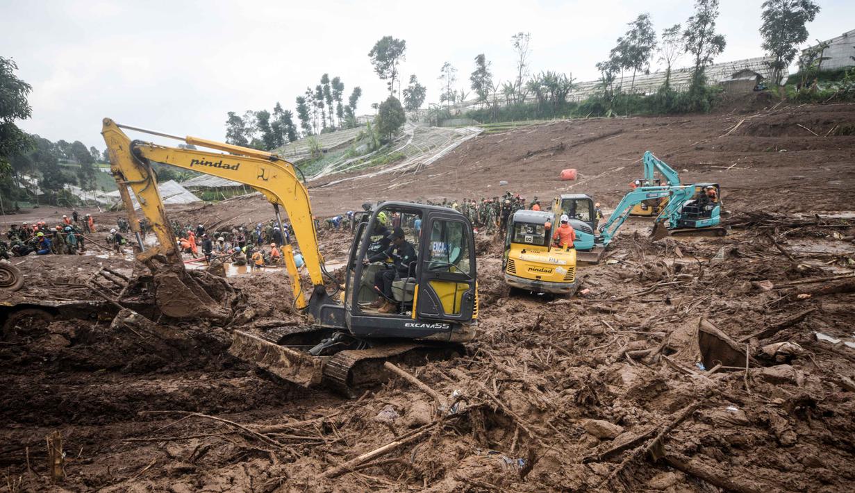 Sedikitnya sudah 25 jenazah korban longsor yang berhasil dievakuasi tim SAR gabungan. Tampak dalam foto, tim penyelamat mencari korban yang terkubur longsor di Desa Pasirlangu, Bandung, Jawa Barat, pada Senin 26 Januari 2026. (Timur Matahari/AFP)