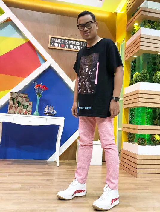 Selain itu, Uya mengakui bahwa dirinya rela hunting ke luar negeri demi mendapatkan sepatu yang diinginkannya. Uya selalu mencari sepatu yang jenisnya langka dan jarang dipakai banyak orang. (Instagram/king_uyakuya)