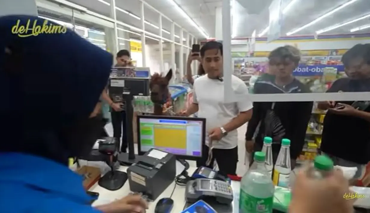 Setelah tak ada lagi yang dicium Poka, akhirnya Irfan Hakim siap membayarnya. Tapi uangnya kurang Rp 50 ribu. (Foto: YouTube)