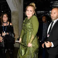 Saat itu Adele tengah berada dalam penampilannya di atas panggung yang digelar di Brisbane, Australia, pada Minggu (5/3/2017). (AFP/Bintang.com)