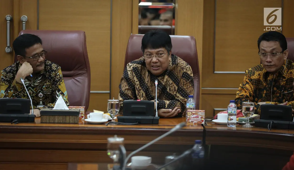Direktur Utama PT Persija Jaya Gede Widiade memberikan paparan saat hadir bersama skuat serta official Persija Jakarta dan klub sepakbola asal Spanyol, Espanyol, di Balai Kota DKI jakarta, Rabu (19/7). (Liputan6.com/Faizal Fanani)