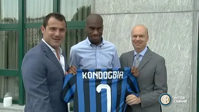 Geoffrey Kondogbia resmi menjadi pemain Inter Milan. Kehadirannya disambut oleh fanatisme fans Inter Milan.