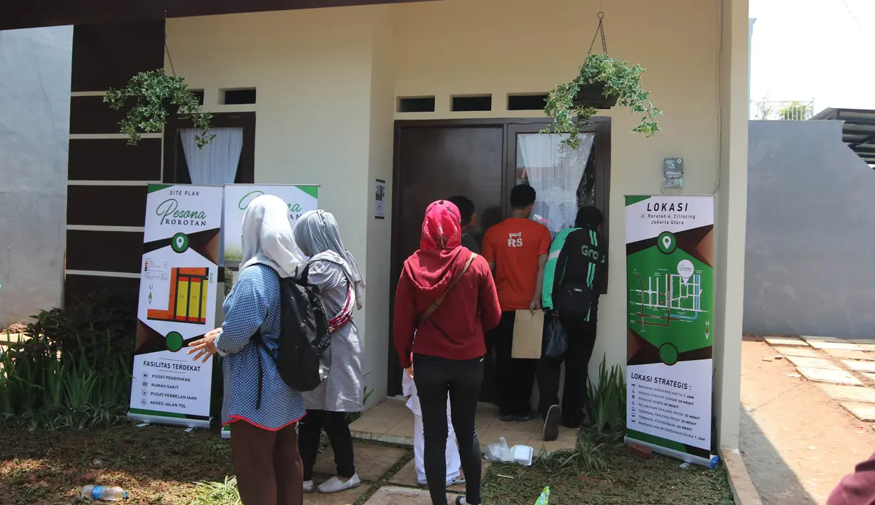 Warga melihat isi dalam rumah DP 0 Rupiah di Pesona Rorotan, Cilincing, Jakarta Utara, Jumat (2/3). Menurut Wakil Gubernur Sandiaga Uno, Rumah DP 0 Rupiah di Rorotan Bukan Program Pemprov DKI. (Liputan6.com/Arya Manggala)