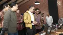 Menteri Ketenagakerjaan Hanif Dhakiri melihat ruang inovasi di Jakarta, Kamis (28/6). Kemnaker meresmikan ruang inovasi bertujuan membantu anak-anak muda mengembangkan bisnis digital dan proyek kreatif. (Liputan6.com/Herman Zakharia)