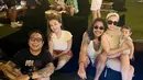 Di sana ia juga hangout bareng Marcello Tahitoe, yang membawa keluarga kecilnya liburan. [Instagram.com/pergijauh]