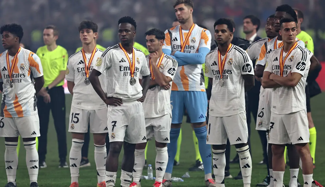 Ekspresi pemain Real Madrid usai laga final Piala Super Spanyol 2025 melawan Barcelona di King Abdullah Sport City, Jeddah pada Senin (13/1/2025) dini hari WIB. (FADEL SENNA/AFP)
