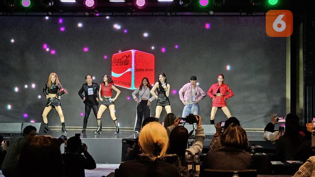 Tiga Orang Beruntung Nge-Dance Bareng ITZY di Peluncuran 'Coca-Cola K-Wave Zero Sugar' pada Selasa, 20 Februari 2024 (Foto: Aditya Eka Prawira/Liputan6.com/Seoul)