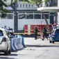 Aparat kepolisian menutup jalan setelah serangan bom bunuh diri di Polrestabes Surabaya, Jawa Timur, Senin (14/5). Pelaku yang mengendarai motor meledakan bom di depan Polrestabes Surabaya, tepat di pintu masuk. (AFP/JUNI KRISWANTO)