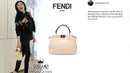 Pada sebuah kesempatan, Syahrini tampak mengenakan tas merek Fendi. Tas yang bentuknya imut ini berharga Rp 299.000.000. (Foto: instagram.com/fashionsyahrini)