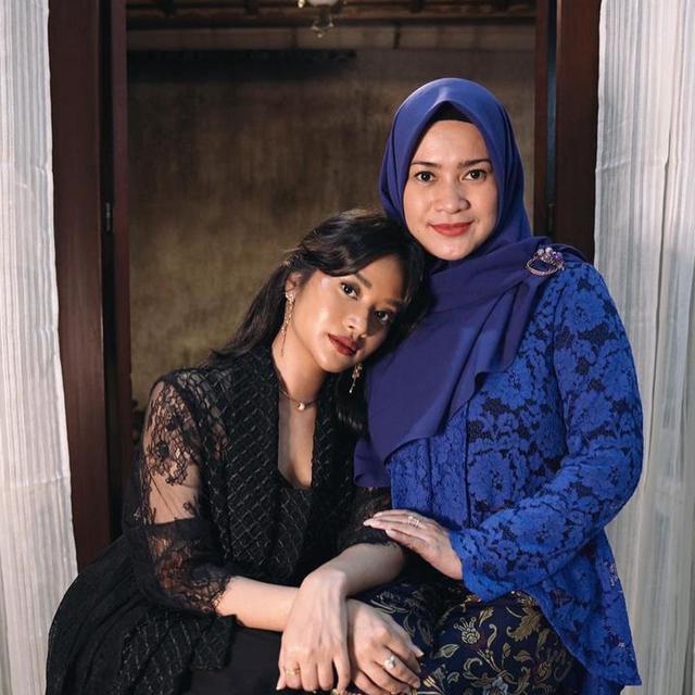 6 Potret Ikke Nurjanah Awet Muda di Usia 48 Tahun, Rayakan Ultah Bareng Suami