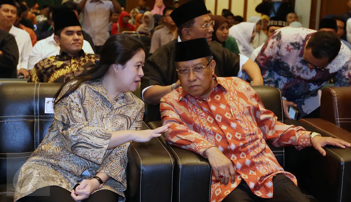 Puan Maharani berbincang dengan Ketum PBNU Said Aqil Siradj saat penandatanganan MOU antara Menko PMK dan PBNU di Gedung PBNU, Jakarta, Rabu (3/5). Kerjasama ini meliputi Pendidikan Revolusi Mental. (Liputan6.com/ Johan Tallo)