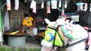 Warga membuat dodol Betawi di Setu Babakan, Jagakarsa, Jakarta Selatan, Minggu (4/4/2021). Setu Babakan kembali dibuka untuk umum pada 27 Maret 2021 dengan menerapkan protokol kesehatan. (merdeka.com/Arie Basuki)