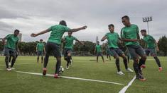 Para pemain Timnas indonesia berebut bola saat mengikuti latihan di Lapangan ABC Senayan, Jakarta, Jumat (19/1/2018). Pemusatan latihan ini dilakukan jelang Asian Games 2018. (Bola.com/Vitalis Yogi Trisna)
