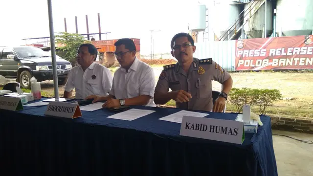Polisi merilis kasus pembuatan solar palsu yang melibatkan warga negara asing (Liputan6.com/Pramita)