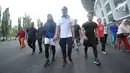 CdM Indonesia di Asian Games 2018, Komjen Pol. Syafruddin (tengah) bersama perwakilan atlet melakukan jalan sehat di Stadion GBK, Jakarta, Minggu (15/4). Jalan sehat ini untuk meningkatkan soliditas atlet Indonesia. (Liputan6.com/Helmi Fithriansyah)