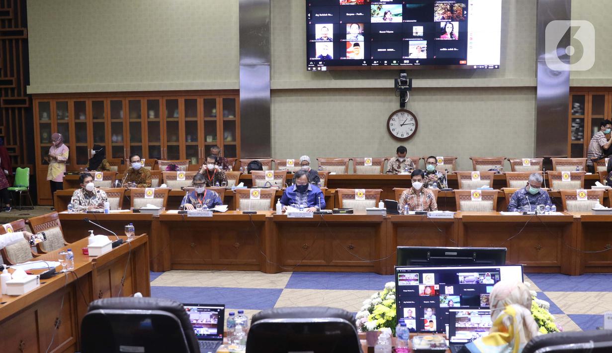 Menteri Riset dan Teknologi Bambang Brodjonegoro menghadiri  rapat kerja di ruang rapat Komisi XI DPR RI, kompleks parlemen, Jakarta, Rabu (3/2/2021). Progres perkembangan dari vaksin Merah Putih kemungkinan baru bisa digunakan atau mendapat izin di tahun 2022. (Liputan6.com/Angga Yuniar)