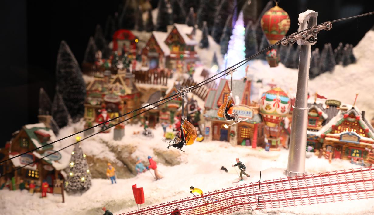 Etalase dekorasi Natal di sebuah toko serba ada di Roma, Italia (14/12/2020). Berbagai pernak-pernik dan aksesoris menghiasi kota Roma menyambut Natal. (Xinhua/Cheng Tingting)