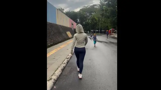 Tangkapan layar video Bocah pamer alat vital kepada wanita di GOR Purbalingga, Jawa Tengah. (Foto: Tangkapan Layar/Liputan6.com)