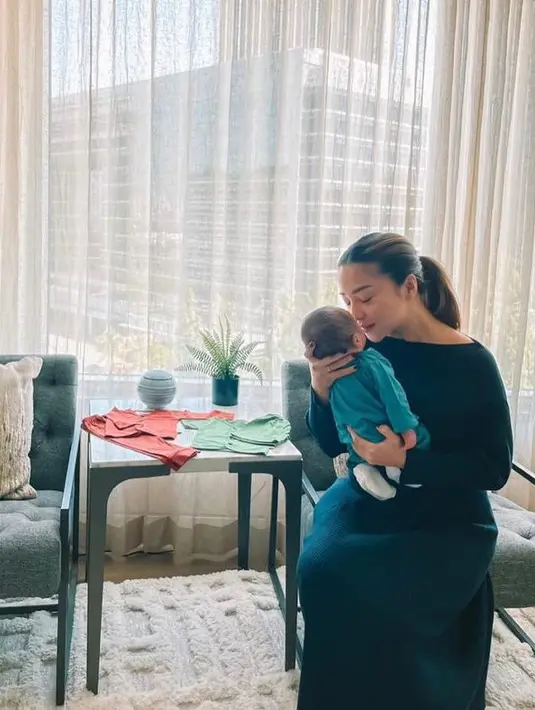 Dalam balutan dress hitam, Nikita Willy terlihat begitu memesona. Sebuah gaya klasik yang tak habis termakan tren semata.