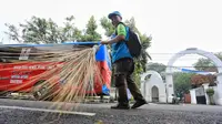 Perugas kebersihan DLH Kota Bandung tengah menyapu jalanan di Kota Bandung. (Dok. DLH Kota Bandung).