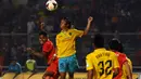 Ramdani Lestaluhu (Persija - kiri) berebut bola atas dengan Habib Sukron (Gresik United) saat berlaga di stadion GBK Jakarta, (29/4/2014). (Liputan6.com/Helmi Fithriansyah)