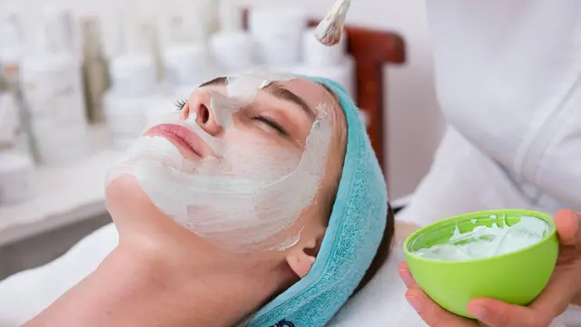Skincare vs Perawatan Klinik, Kapan Kulit Benar-Benar Butuh Penanganan Dokter?