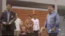 Wakil Presiden RI, Jusuf Kalla dan Ketum PBSI, Wiranto bermain bulutangkis saat mengunjungi Pusat Latihan Pelatnas PBSI di Cipayung, Jakarta Timur,  (03/10/2017). Kunjungan ini terkait persiapan Asian Games 2018. (Bola.com/Nicklas Hanoatubun)