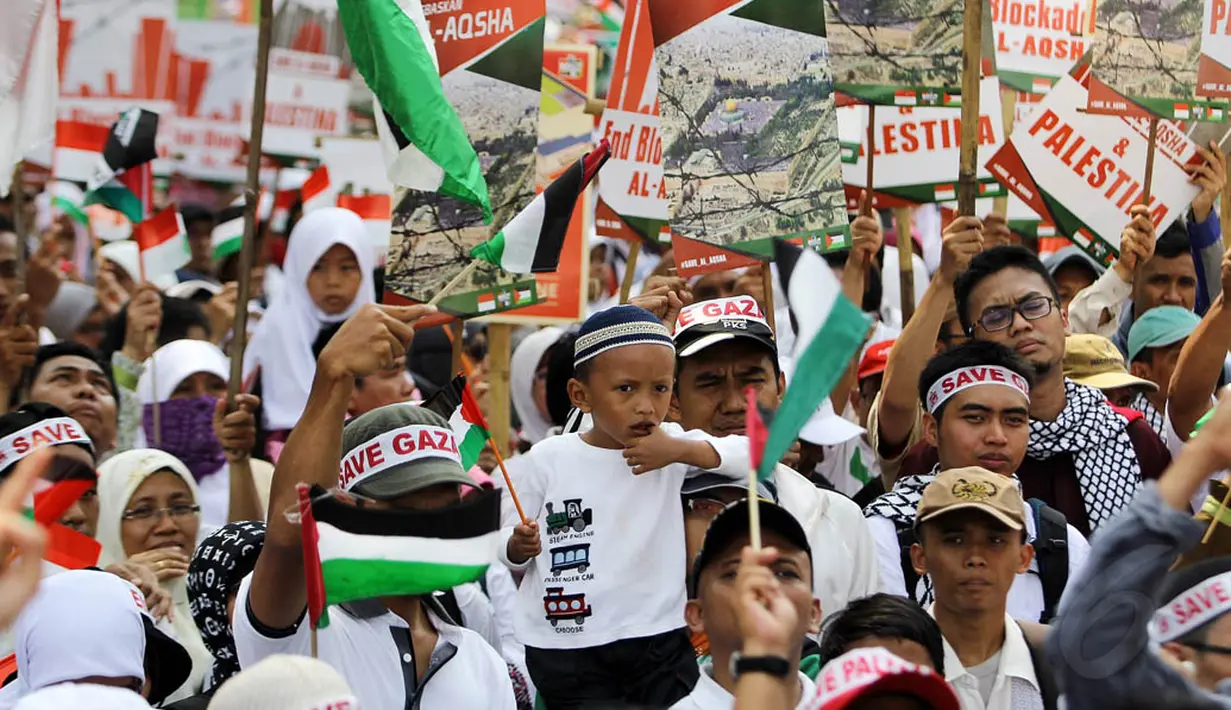 Massa Komite Nasional untuk Rakyat Palestina (KNRP) menggelar aksi di depan gedung Kedubes Amerika Serikat, Jakarta, Minggu (16/11/2014). (Liputan6.com/Faizal Fanani)
