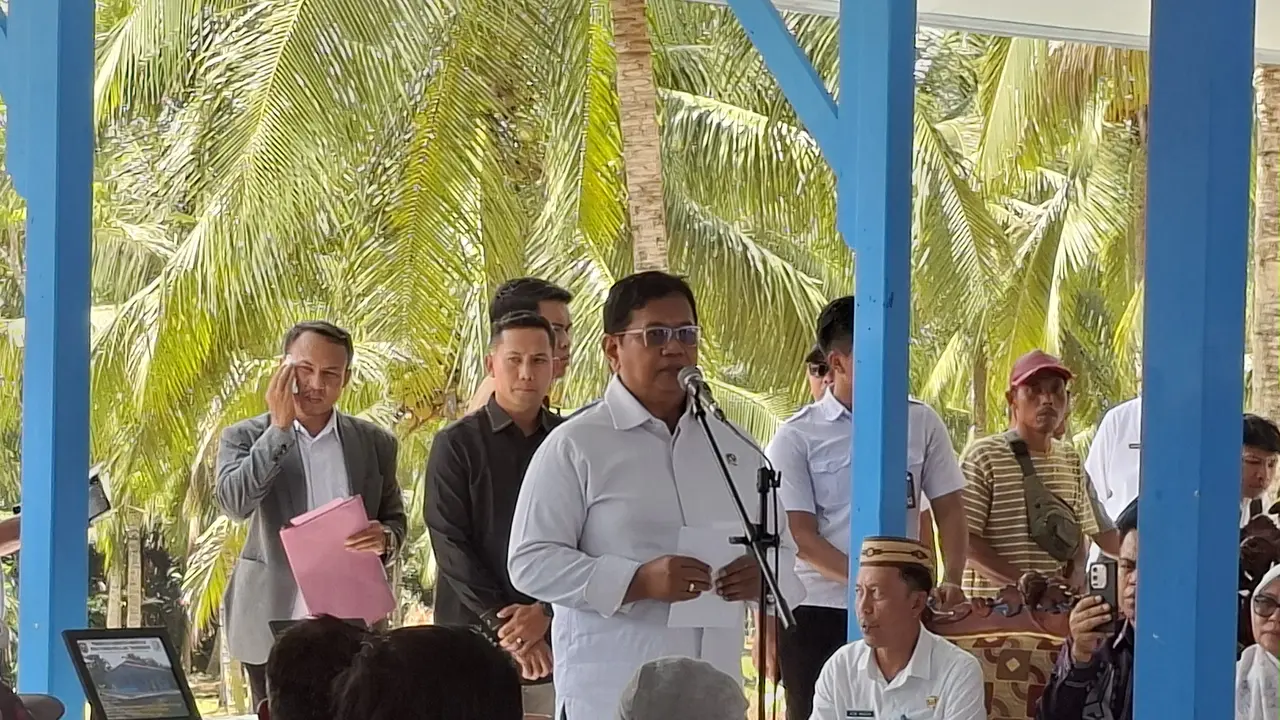 Wakil Menteri Transmigrasi, Viva Yoga Mauladi, saat mengunjungi Unit Permukiman Transmigrasi (UPT) Bukit Aren, Kec. Pulubala, Gorontalo.