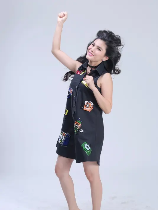 Sejak tahun 2010, Angela Lee meninggalkan kota tercintanya Semarang. Hijrah ke Jakarta demi mewujudkan mimpinya sebagai artis. Dengan alasan ingin menjadi host, ia memohon restu pada orangtua. (Adrian Putra/Bintang.com)