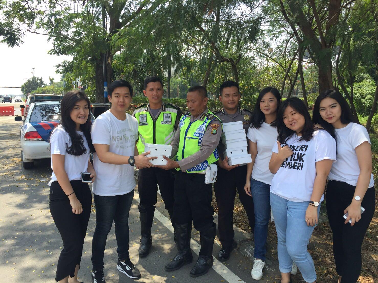 Lebih baik kita yang mencari mereka , karena kita kan mau mengapresiasi